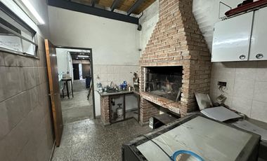 Galpón con ingreso por pasillo ancho. Entrepiso