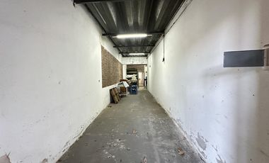 Galpón con ingreso por pasillo ancho. Entrepiso