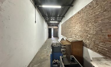 Galpón con ingreso por pasillo ancho. Entrepiso