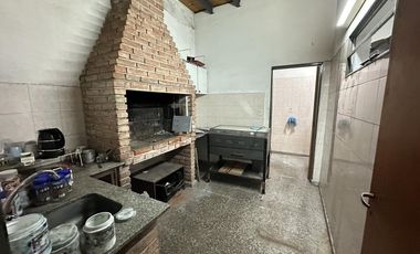 Galpón con ingreso por pasillo ancho. Entrepiso