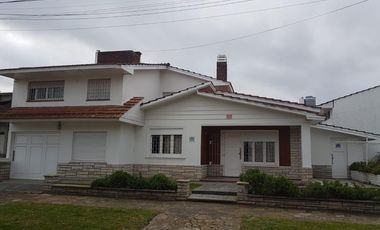 Casa en venta - 4 Dormitorios 2 Baños - Mar del Plata