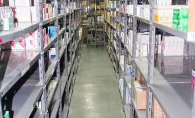 Depósito con oficinas en venta