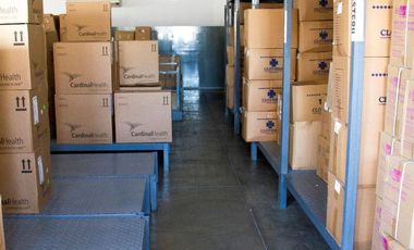 Depósito con oficinas en venta