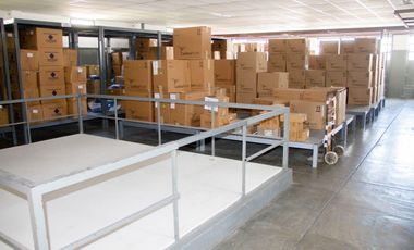 Depósito con oficinas en venta