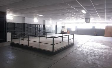 Depósito con oficinas en venta