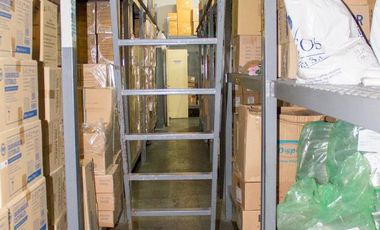 Depósito con oficinas en venta