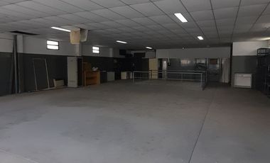 Depósito con oficinas en venta