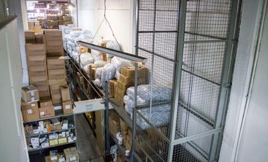 Depósito con oficinas en venta