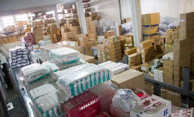 Depósito con oficinas en venta