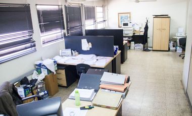 Depósito con oficinas en venta