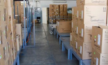 Depósito con oficinas en venta