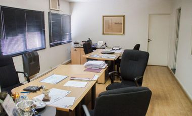 Depósito con oficinas en venta