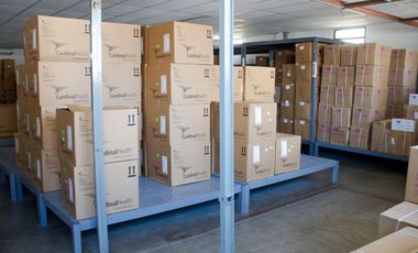 Depósito con oficinas en venta