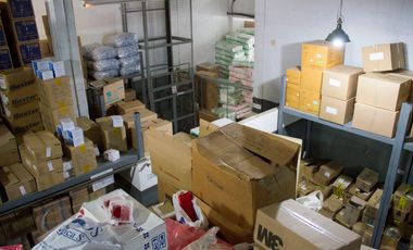 Depósito con oficinas en venta