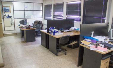 Depósito con oficinas en venta