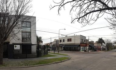 RIOBAMBA al 7200 - 2.50X5,00m. - Semicubierta, entrada independiente, iluminación y alarma