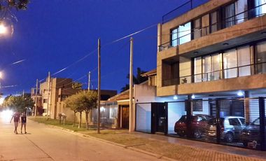 RIOBAMBA al 7200 - 2.50X5,00m. - Semicubierta, entrada independiente, iluminación y alarma