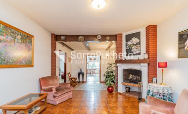 Venta Casa 4 ambientes con piscina, amplio jardín y cochera en Villa Sarmiento.