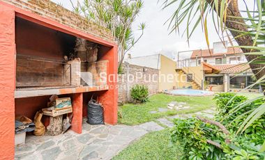 Venta Casa 4 ambientes con piscina, amplio jardín y cochera en Villa Sarmiento.