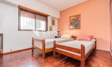 Venta Casa 4 ambientes con piscina, amplio jardín y cochera en Villa Sarmiento.
