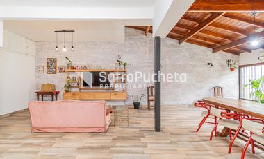 Venta Casa 4 ambientes con piscina, amplio jardín y cochera en Villa Sarmiento.