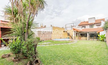 Venta Casa 4 ambientes con piscina, amplio jardín y cochera en Villa Sarmiento.