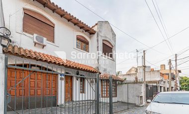 Venta Casa 4 ambientes con piscina, amplio jardín y cochera en Villa Sarmiento.