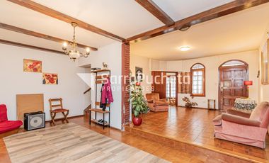 Venta Casa 4 ambientes con piscina, amplio jardín y cochera en Villa Sarmiento.