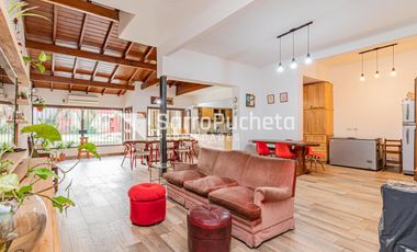 Venta Casa 4 ambientes con piscina, amplio jardín y cochera en Villa Sarmiento.