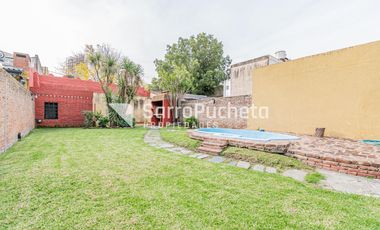 Venta Casa 4 ambientes con piscina, amplio jardín y cochera en Villa Sarmiento.