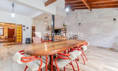 Venta Casa 4 ambientes con piscina, amplio jardín y cochera en Villa Sarmiento.