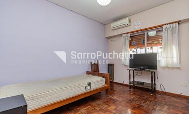 Venta Casa 4 ambientes con piscina, amplio jardín y cochera en Villa Sarmiento.