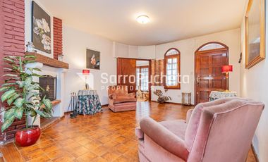 Venta Casa 4 ambientes con piscina, amplio jardín y cochera en Villa Sarmiento.