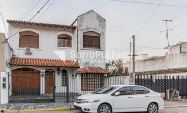 Venta Casa 4 ambientes con piscina, amplio jardín y cochera en Villa Sarmiento.