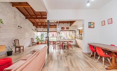 Venta Casa 4 ambientes con piscina, amplio jardín y cochera en Villa Sarmiento.
