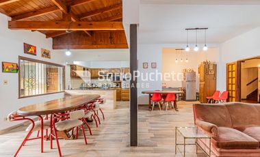 Venta Casa 4 ambientes con piscina, amplio jardín y cochera en Villa Sarmiento.