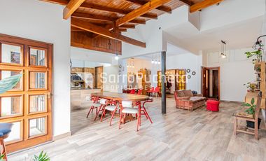 Venta Casa 4 ambientes con piscina, amplio jardín y cochera en Villa Sarmiento.