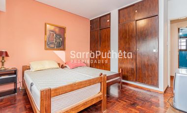 Venta Casa 4 ambientes con piscina, amplio jardín y cochera en Villa Sarmiento.