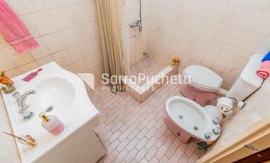 Venta Casa 4 ambientes con piscina, amplio jardín y cochera en Villa Sarmiento.