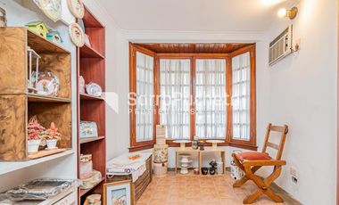 Venta Casa 4 ambientes con piscina, amplio jardín y cochera en Villa Sarmiento.