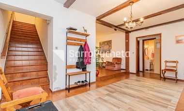 Venta Casa 4 ambientes con piscina, amplio jardín y cochera en Villa Sarmiento.