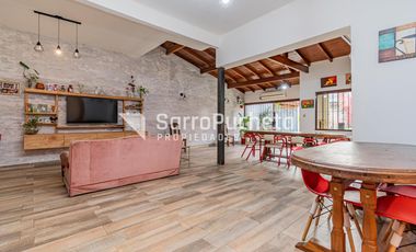 Venta Casa 4 ambientes con piscina, amplio jardín y cochera en Villa Sarmiento.