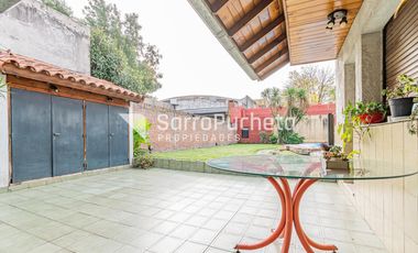 Venta Casa 4 ambientes con piscina, amplio jardín y cochera en Villa Sarmiento.