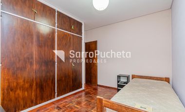 Venta Casa 4 ambientes con piscina, amplio jardín y cochera en Villa Sarmiento.