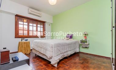 Venta Casa 4 ambientes con piscina, amplio jardín y cochera en Villa Sarmiento.