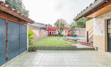 Venta Casa 4 ambientes con piscina, amplio jardín y cochera en Villa Sarmiento.