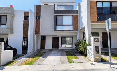 CASA EN RENTA  EN AUREA, ZIBATA CERCA DE LA ANAHUAC 3 HABITACIONES Y ROOFGARDEN