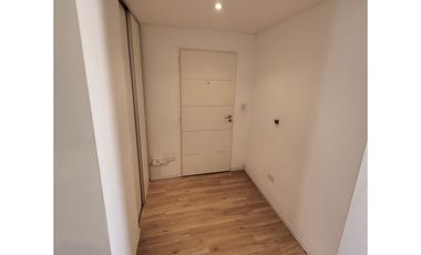 Excelente Depto 2 Ambientes con doble balcon (frente y contrafrente) y cochera privada. Sum/Gym/Piscina.