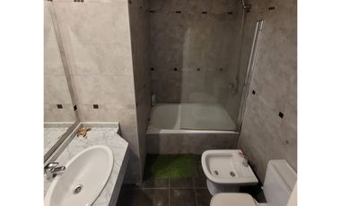 Excelente Depto 2 Ambientes con doble balcon (frente y contrafrente) y cochera privada. Sum/Gym/Piscina.