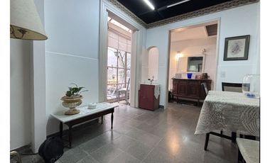 Departamento 3 ambientes con patio (A RENOVAR). EXCELENTE ubicación.